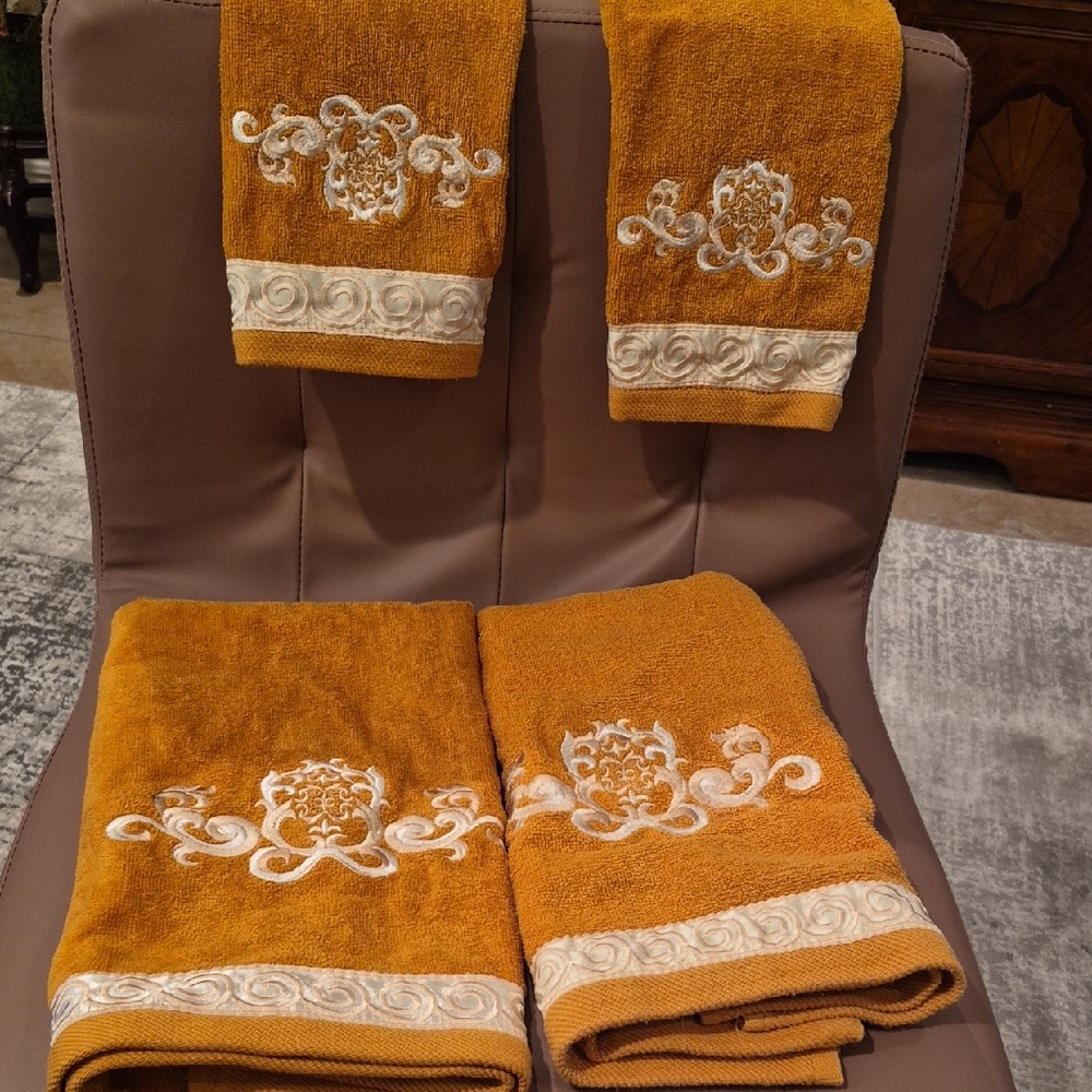 NWT 4 Elegant Small Embroidered Hand Towels  Set